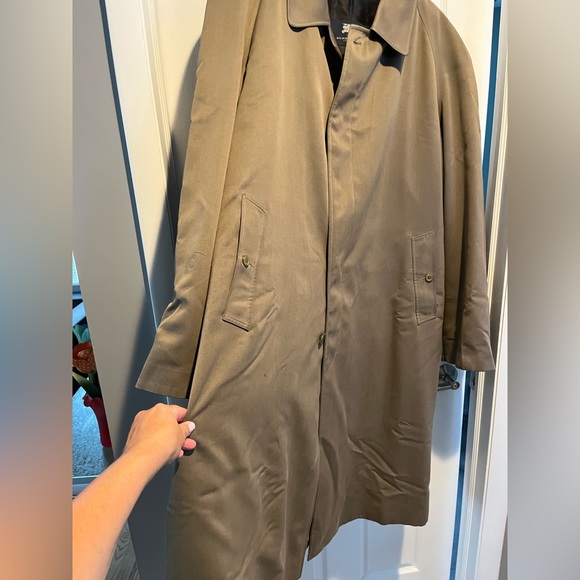 men’s tan Burberry lined trench coat.  Wool lining is removable. Size 46r. - Picture 2 of 16